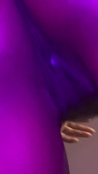 Cewek semok kulit hitam lagi asik mamerin kemampuan twerkingnya dari belakang