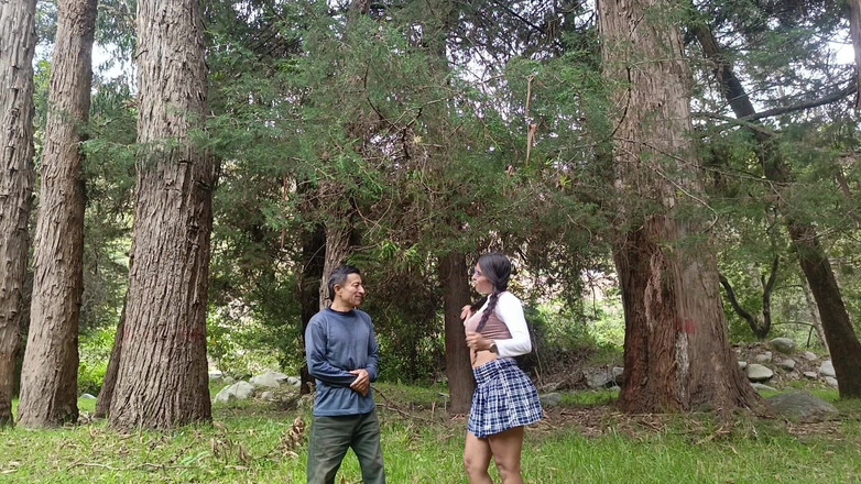 Lady: Fotto una bellissima studentessa nella sua uniforme nella foresta
