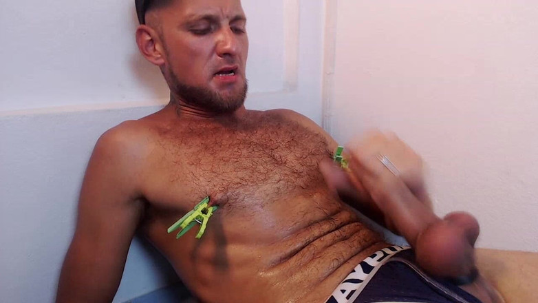 Eddie Star: Кончаю на мою волосатую грудь с прищепками на соски