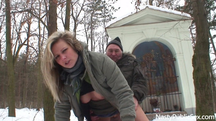Nasty Public Sex: Starý muž šuká prsatou holku Samantha Jolie venku