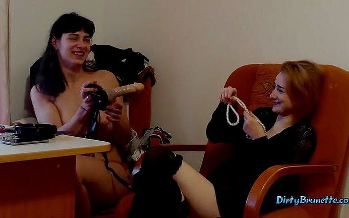 Dirty Brunette: Hai cô gái đằng sau hậu trường vui vẻ