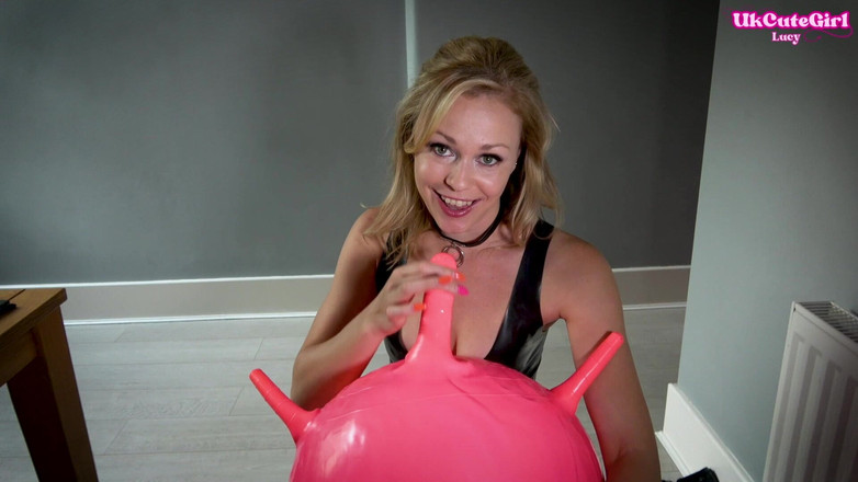 UKCuteGirl Lucy Lauren: Lateks 31 talimatı ve bouncy ball dildo yolculuğu