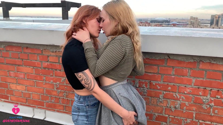 Marshswallow: Offentlig lesbisk sex på taket