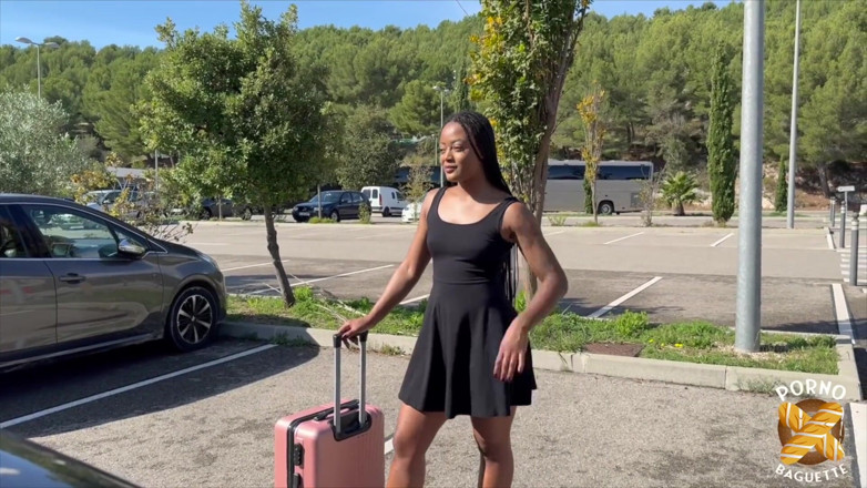 Porno Baguette: Cette jolie fille excitée adore les grosses bites !