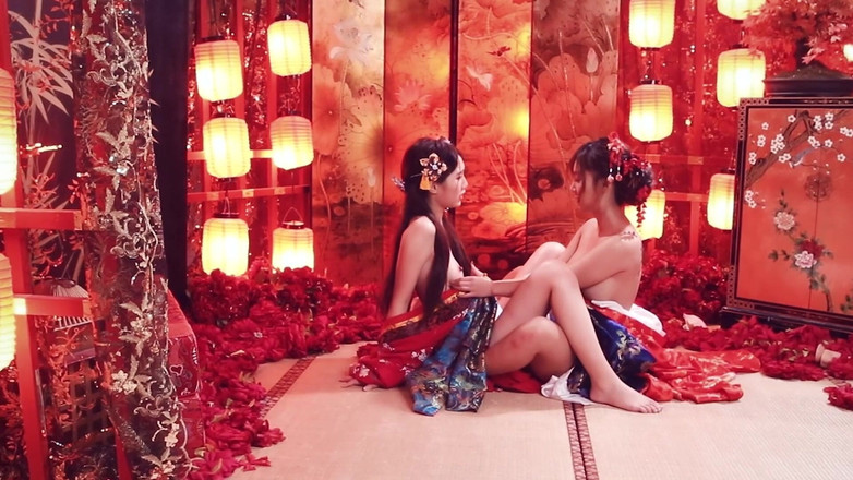 SWAG.live: Dưới kimono - hai con đĩ đụ mạnh và ồn ào.