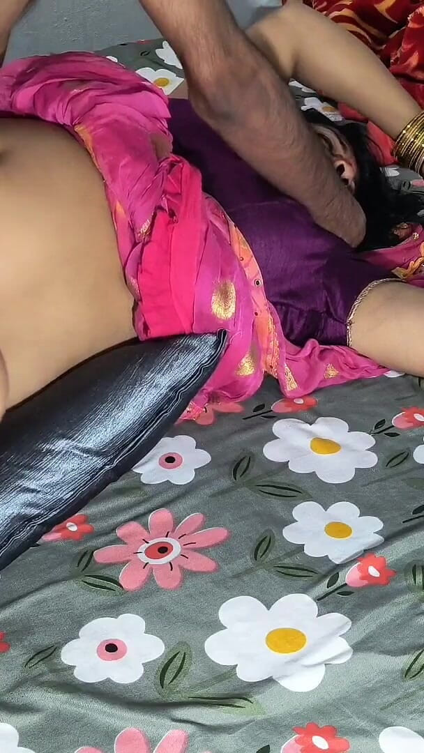 Happyhome: Indiska vackra Bhabhi stora bröst och het figur pissar avsugning...