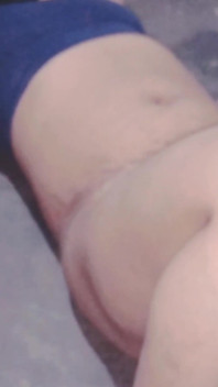 집에서 배다른 여동생에게 전화를 걸어 운동 체육관에서 그녀를 훈련한 친구
