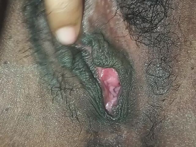 Desi Indian Bhabhi Masturbates (Horny Indian bhabi)