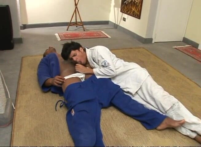 Bareback TV: Ragazzi karate sexy che succhiano e scopano analmente