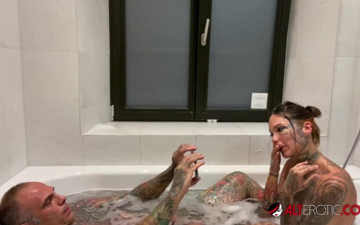 Alt Erotic: Tatuada sexy Lucy ZZZ follada duro en la bañera