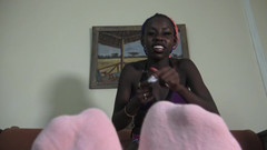 Foot Girls: Čichám moje páchnoucí ponožky! Ebony Teen Princess Keysha POV Zpocené...