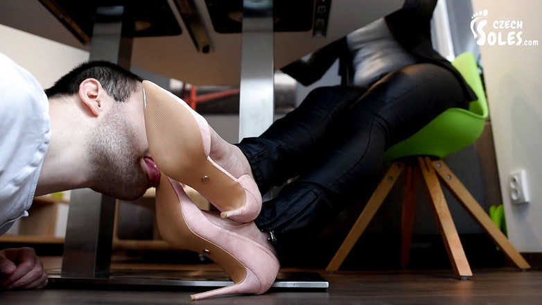 Czech Soles - foot fetish content: Léché de chaussures au bureau sous la table de son...
