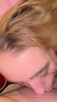 Toiletten-natursekt-spaß, schlampiger teen-blowjob