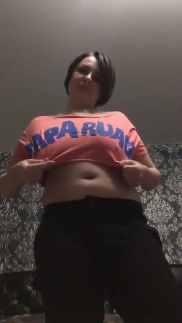 Sexy Milf: ¡Las tetas quieren salir de la camiseta! Libertad para las...