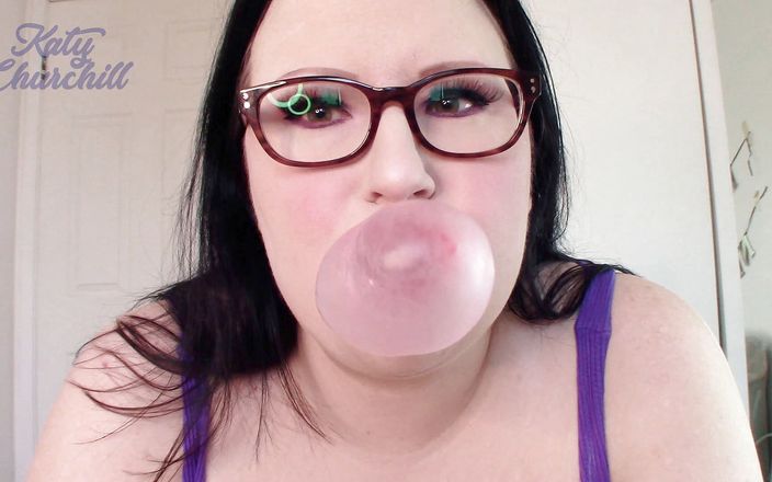 Katy Churchill: Dmuchanie dużych różowych bąbelków bubblegum