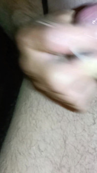 Wielki nieobrzezany kutas nago noc masturbuje się na zewnątrz, kremowa sperma na stole - Rockardglans