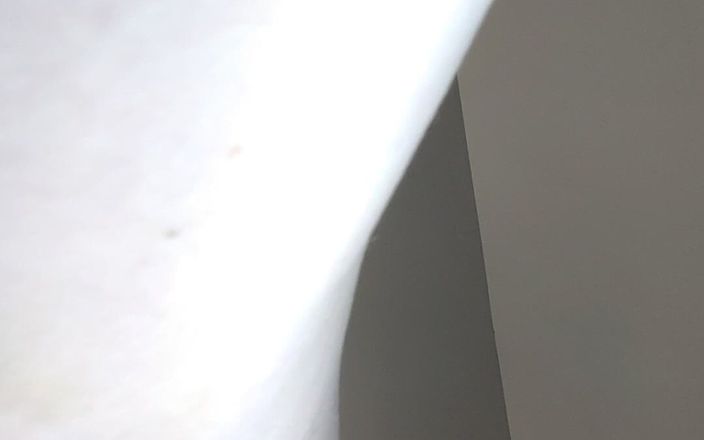 Narley Sinn: Jag älskar att leka med min snäva fitta