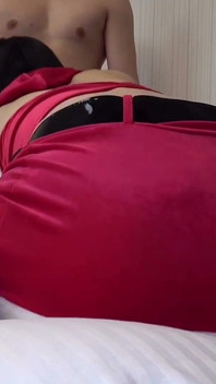 Esbelta belleza pequeña tetona en un disfraz de Santa - celebrando con un preñada masiva para una navidad blanca