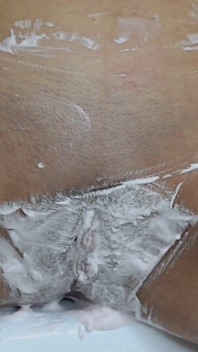 ¡Afeitando un coño peludo con espuma de afeitado de sandía!