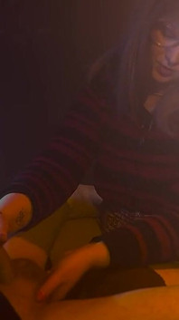 Eine Untersuchung Und Erotischer Handjob, Um Seinen Schmerzen Zu Helfen