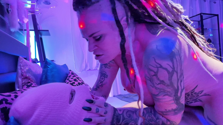 Domina Dark: Stiefvader is weg terwijl stiefzoon wordt gebruikt