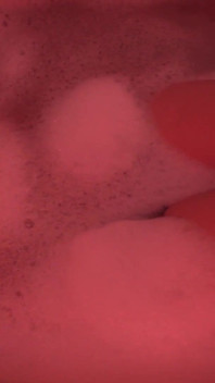 Ein Mädchen mit einer ausgezeichneten Figur hat spaß im Badezimmer mit einem Dildo