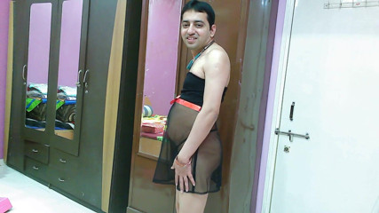 Cute & Nude Crossdresser: Une tapette travestie sexy en lingerie sans gode ceinture, string...