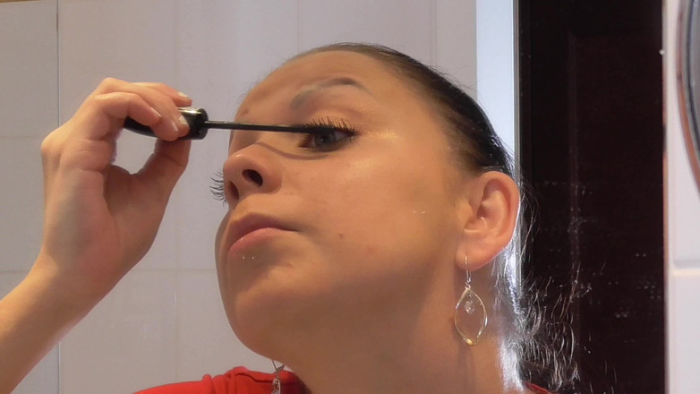 Solo Austria: カーラはフルメイクアップでフェチを作ります