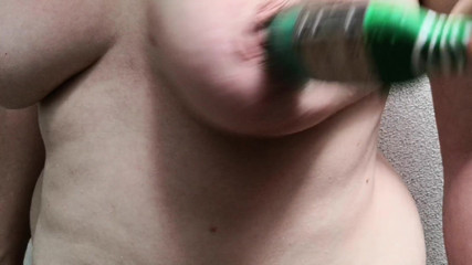 Bouncy Tits Action: Pizzichi al capezzolo con spazzola di vernice