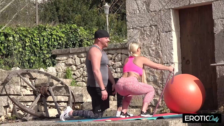 MILFFreaksX: 继父和继子分享他的继妹