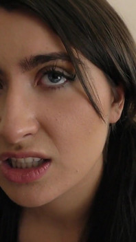 Caliente Angeline Red obtiene coño follado por su po