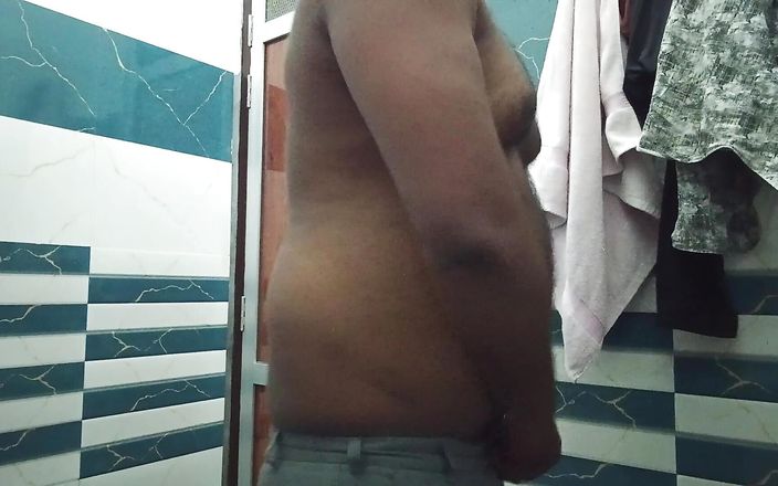 Bottom26: Top boy indio buena paja en cuarto de baño