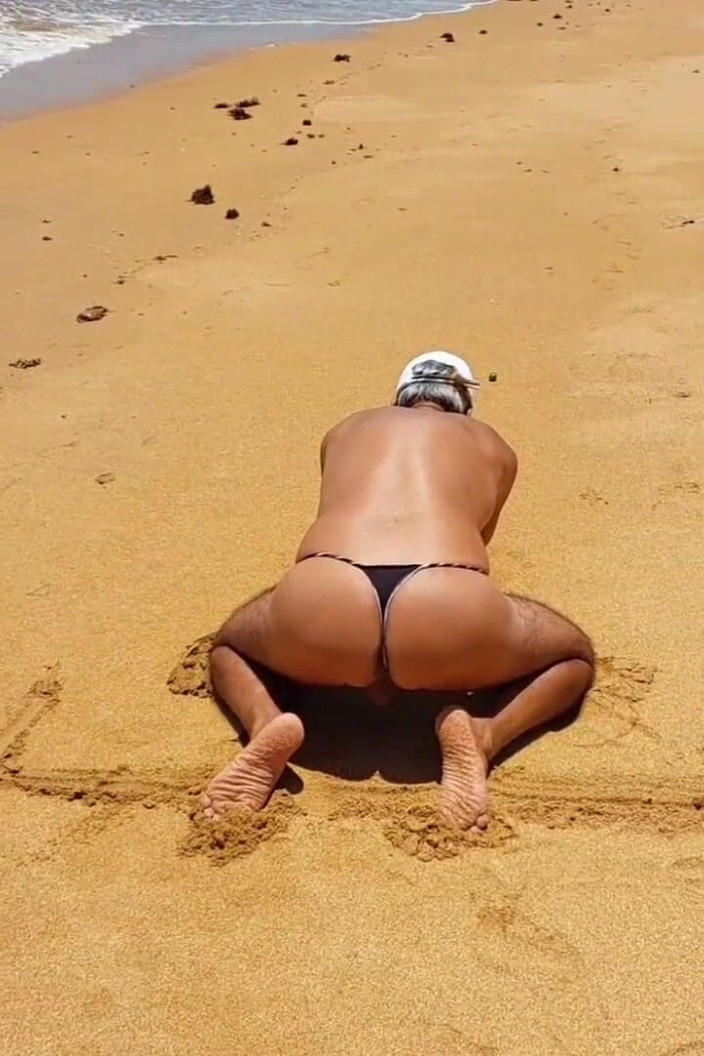 Ladysilvas: Ladysilva crossdresser na pláži sexy zadek