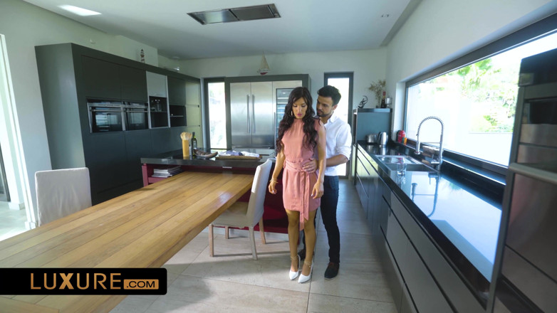 Luxure: Keinginan mengejut dengan Bella Tina