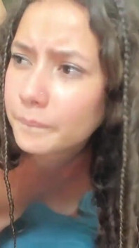 我的继兄弟在我的房间里操我，以换取对我保密，18 岁的拉丁女郎