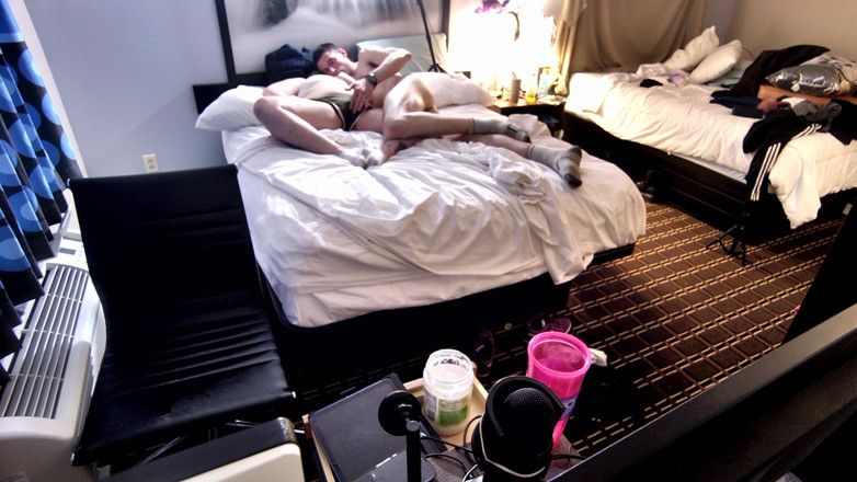 Alpha stud 4 u: Miluje cítit se bezmocná a Když na ni položím ruce,...