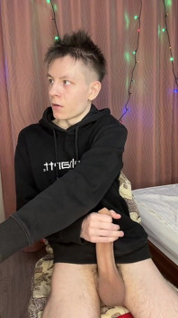 Twink 在激烈的单人手泵中前列腺刺麻