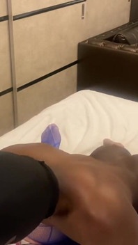 Una bellezza sposata tettona si è segretamente persa in una relazione intensa che non avrebbe mai potuto dire a suo marito