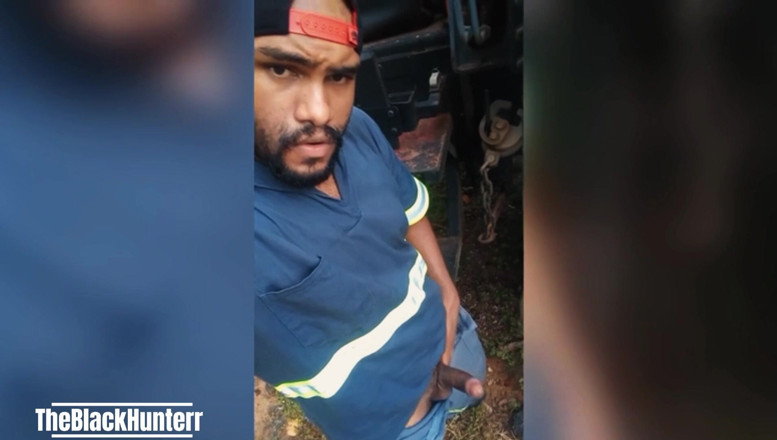TheBlacKHunterr: Operaio si masturba nel cantiere dietro il camion aziendale