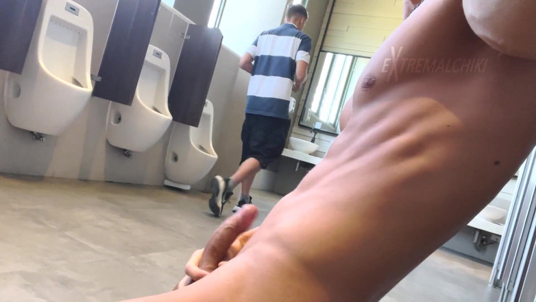 Extremalchiki: Öffentliche toilette erwischt