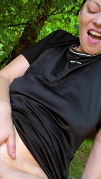 Naturalna MILF Mia dotyka swojej owłosionej cipki do orgazmu w lesie