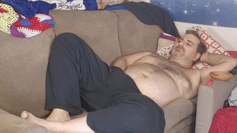 ChubbyDaddyBearLuka: Gordito papi oso desnudo pies sucios