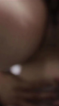 Indonesische porno die een nieuwe rok probeert en plotseling langs achteren wordt geneukt