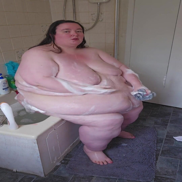 SSBBW Goddess Bathe on Bath Side (SSBBW Lady Brads) SSBBW Goddess Bathe on Bath Side (SSBBW Lady Brads)