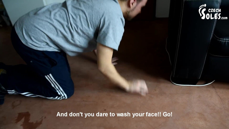 Czech Soles - foot fetish content: Ponížení nohou, uctívání bot a krmení nohou kluka z IT