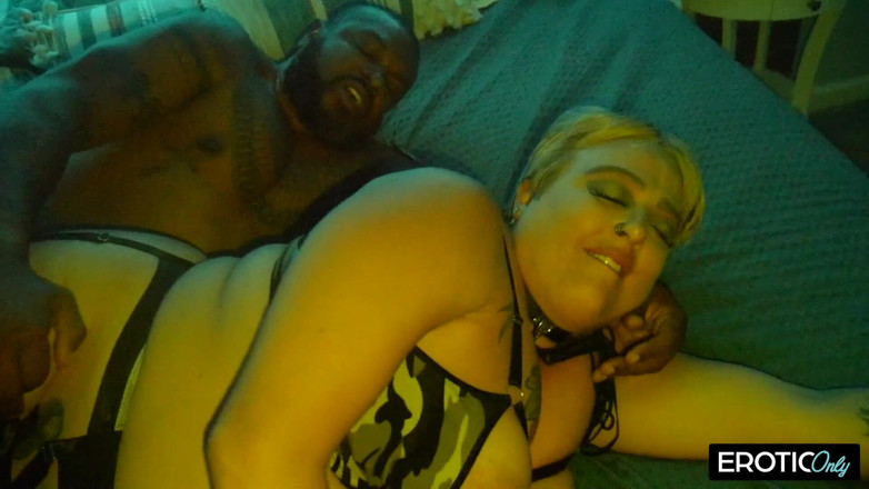 CurvyMilfs: Анальний фунт великого чорного члена призводить до пролапсу бутону троянди