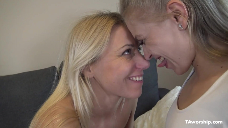 Nikky Thorne: สาวผมทองสองคนกราบไหว้เท้าสวยๆ ของกันและกัน