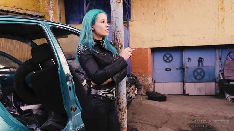 Cruel Anettes fetish world: Куріння у руйнівному дворі