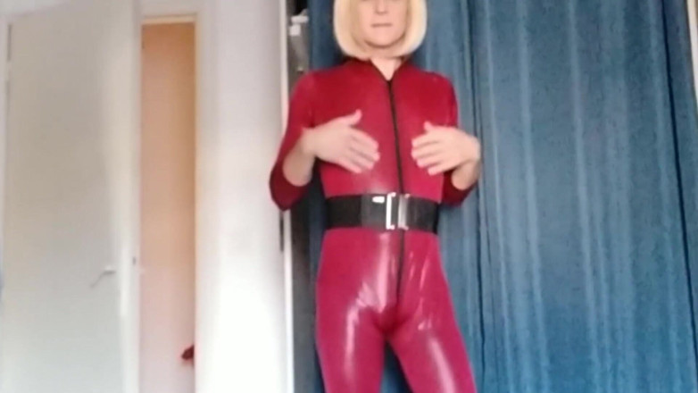 Faustine: Fetysz crossdresser czerwony winylowy lateksowy kombinezon