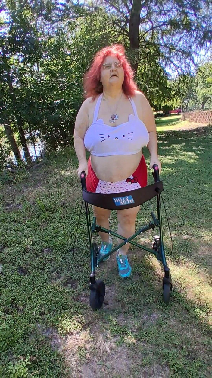 BBW nurse Vicki adventures with friends: L'infermiera bbw vicki fa una passeggiata nel suo costume da...